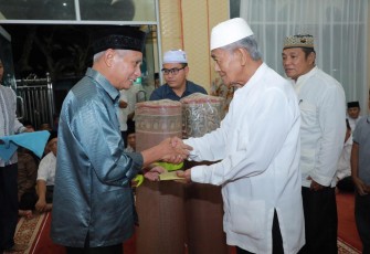 Plt Bupati Asahan Surya Berikan Bantuan