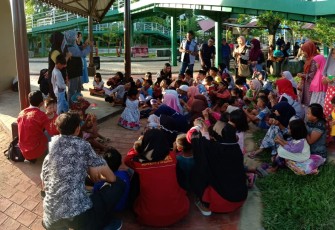 Anak anak Mendapatkan Psikotrapi Dari Pekerja Sosial