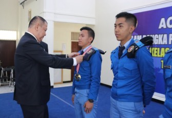 Rahmat Akbar Berliano saat menerima penghargaan Bintang Garuda Tri Sakti Taruna Tama di SMA Taruna Nusantara