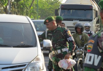 Kodim 0313 KPR Berbagi Takjil Pada Masyarakat 