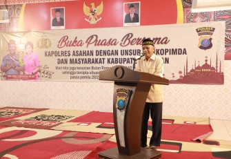 Plt Bupati Asahan Surya Saat Memberikan Kata Sambutan Pada Acara Buka Puasa Bersama di Aula Mapolres Asahan
