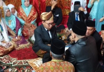  Redo Arian Saputra Mempeli Peria Yang Menggunakan Mobil Dinas BD 2 A