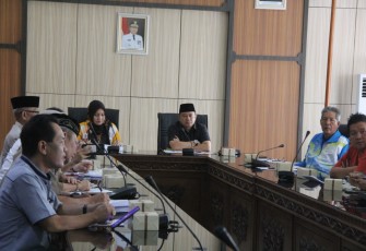 Asisten II Bidang Perekonomian Dan Administrasi Pembangunan Yuliswani Pimpin Rapat 