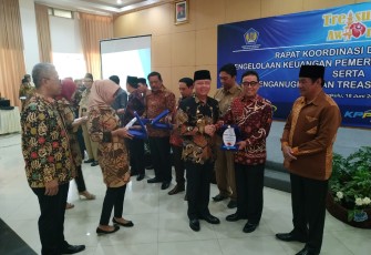 Bupati Kepahiang Dr. Ir. Hidayattullah Sjahid, MM,IPU Menerima Penghargaan Tresury Awards 2019