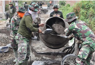 Tentara Jamin Kualitas Pembangunan Proyek di Lokasi TMMD