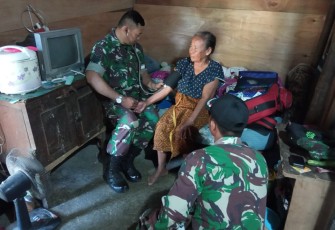 Tim Kesehatan Satgas TMMD ke 105 Sasar Rumah Lansia dan Jompo