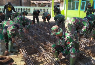 TNI Keroyok "Penulangan" Jalan TMMD
