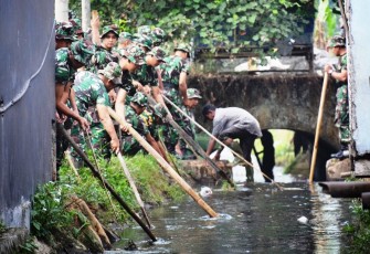 Anggota TNI Wijayakusuma Lakukan Mitigasi Sungai