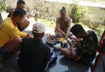 Warga dan Satgas TMMD Luangkan Waktu Bersama