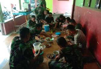 Satgas TMMD Desa Blubuk Kab Tanggerang nikmati makan siang bersama Warga