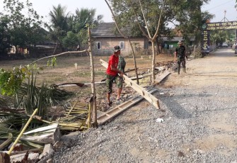 Warga bantu Satgas TMMD Kronjo