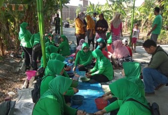 Ini Cara Ibu-Ibu Persit Dukung Pelaksanaan TMMD Kalikondang