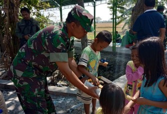 TNI Ajarkan Perlunya Berbagi Kepada Anak-anak Desa Sasaran TMMD