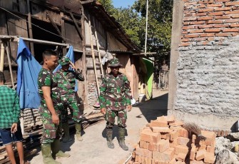 Perwira Dari Yonif 410 Yang Terus Pacu Semangat Satgas TMMD