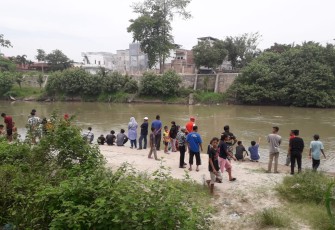 Tim BPBD Dibantu Warga Lakukan Pencarian Korban Hanyut di Sungai Sei Silau