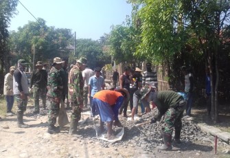 Warga Masyarakat Desa Jatimulya bahu membahu Percepat Pembangunan Jalan Desa