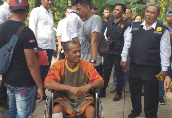 Tersangka Jum saat hadir pada pra Rekonstruksi di lokasi kejadian