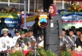 Bupati Tegal Hj Umi Azizah Selaku Inspektur Upacara HUT Bhayangkara Ke 73 di Lapangan Dukuhwaru Kabupaten Tegal