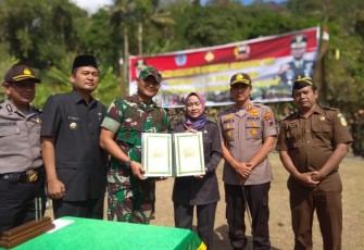 Bupati Brebes Hj Idza Priyanti Berpose Bersama usai membuka Gelaran TMMD Reguler ke 105 di Bantar Kawung