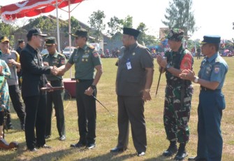 Danrem 071/Wijayakusuma berjabat tangan dengan Wakil Bupati Tegal saat pembukaan TMMD 105 Desa Jatimulya Kec Suradadi