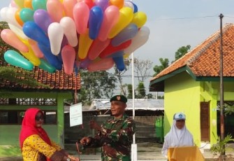 Yuyun Sri Nurani Kepala Sekolah SMK Bisma Kersana bersama Danramil 06/Kersana Kapten Inf Solikhudin tandai peresmian Program LDK SMK Bisma Kersana dengan Pelepasan Balon
