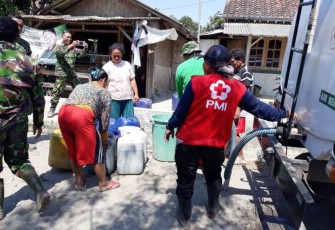 Tim PMI Kabupaten Tegal saat mendistribusikan air bersih untuk warga Desa Jatimulya