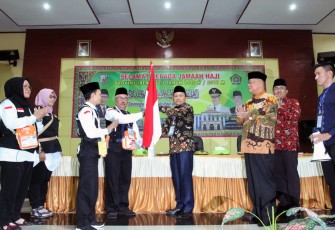 Asisten I Setda Provinsi Bengkulu Hamka Sabari Secara Resmi Melepas Kloter Terakhir Jamaah Calon Haji Provinsi Bengkulu