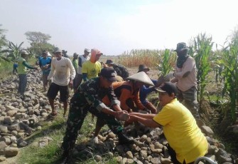 Sriwedari wanita paruh baya. Turun langsung membantu satgas TMMD di Desa Jatimulya