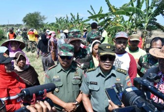 Staf Teritorial Kodam IV Diponegoro Letkol Infanteri Mustaghfirin saat diwawancarai Awak media