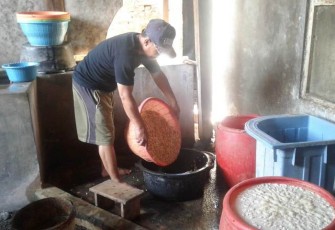 Rihanto wiraswasta pengolah Tempe asal Desa Gembongdadi Kecamatan Suradadi