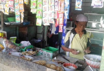 Wasri Pemilik Warung Dusun Sigerung Desa Jatimulya Suradadi