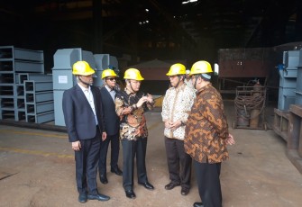 Gubernur Bengkulu Rohidin Mersyah Menilik Pembuatan Pabrik Mesin Pengolahan Yang Dibuat Di Kumar Metal Industri  
