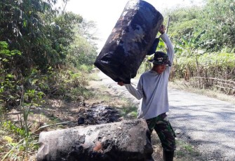 Serda Mursidi Babinsa Koramil 05 Suradadi mengangkut sendiri Drum Bekas yang dijadikan tempat pembuangan sampah