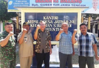 Pemdes Jatimulya saat poto bersama Pakar Geofisika asal Semarang