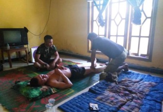 Imam Berikan Pemijatan Anggota Satgas TMMD