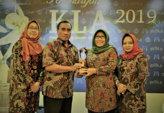 Bupati Tegal Hj Umi Azizah Terima Penghargaan di Kota Makasar (23/07)