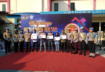 Satlantas Polres Blitar Kota Bagikan Sim Gratis Pada Pemohon Yang Lulus Seleksi di Halaman Satpas Satlantas Polres Blitar Kota