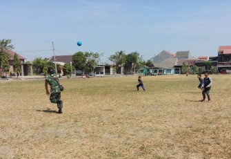 Main bola bareng anak anak setempat