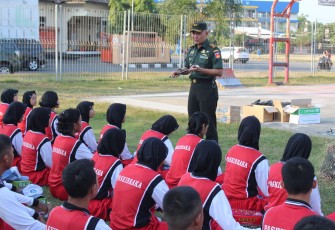 Arahan Komandan kepada para anggota Paskibra