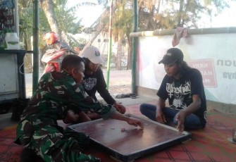Permainan Karambol menjadi alat komunikasi di desa antara TNI dan Rakyat