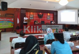 Plt Walikota Blitar Santoso saat memberikan sambutan dalam acara Rapat Koordinasi Komisi Penanggulangan Aids Kota Blitar di ruang Sasana Praja Kantor Walikota Blitar