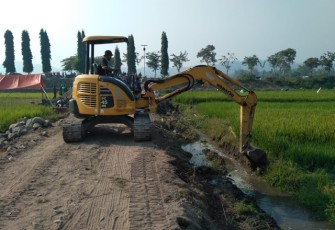 Alat Berat Diturunkan Kodim Klaten Guna Kelancaran Pembuatan Talut Sasaran TMMDReg 105