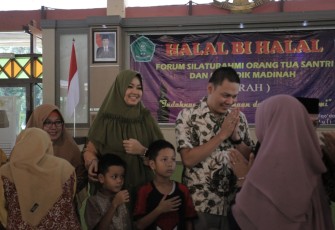 Wakil Bupati Tegal Sabilillah Ardie saat membuka acara Halal Bihalal Forum Silaturahim Orang Tua Santri dan Pendidik Madinah (Fitrah) di Pendopo Amangkurat Slawi