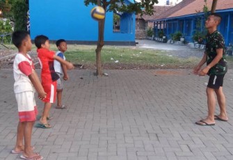  Satgas TMMD Ajak Anak-Anak Main Bola Voli