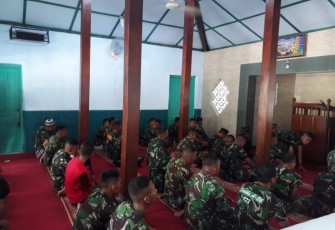 Prajurit Satgas TMMD Melaksanakan Shalat Berjamaah Bersama Warga