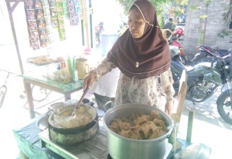 Ibuk Sumiyati Pemilik Warung 