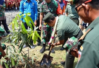 Ketua Tim Asistensi Kasad Mabesad tanam mangga di lokasi TMMD Tegal