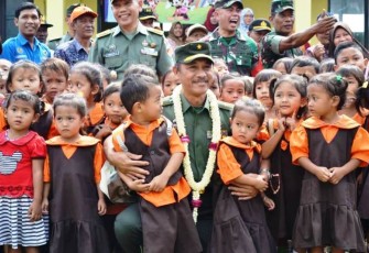 Murid TK dan Musik Calung Sambut Kehadiran Wasev