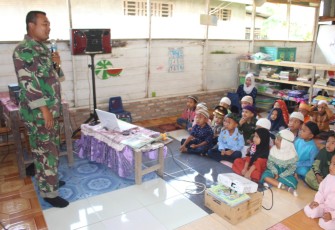 Satgas TMMD ke-105 Kodim 0209/LB tanamkan Wawasan Kebangsaan Sejak Dini kepada anak-anak