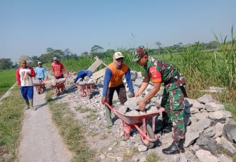 Serda Rianto Bersama Masyarakat Setempat Melaksanakan Karya Bhakti